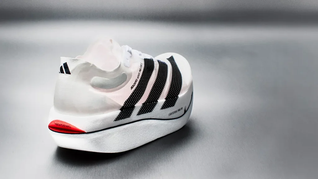 アディダス最新シューズの画像です